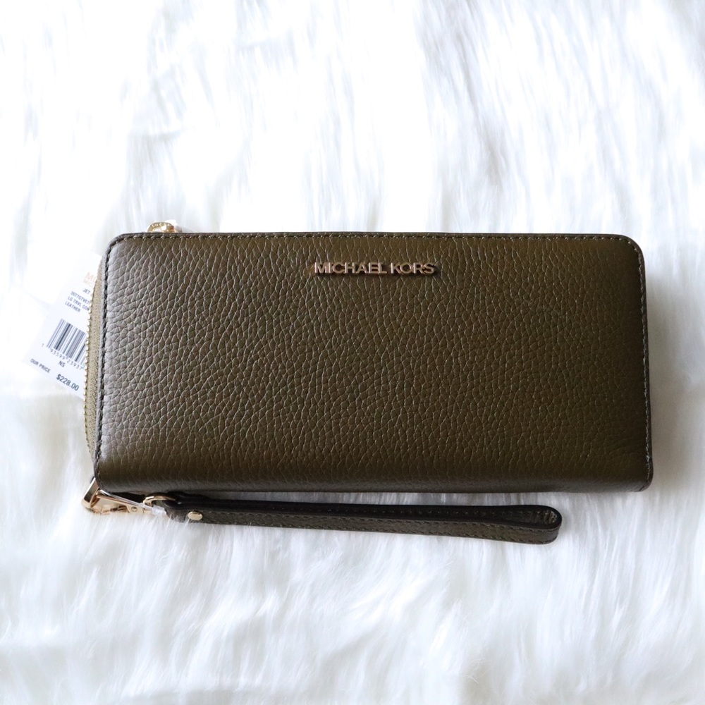 Jet Set Travel Large Pebbled Leather Wristlet
